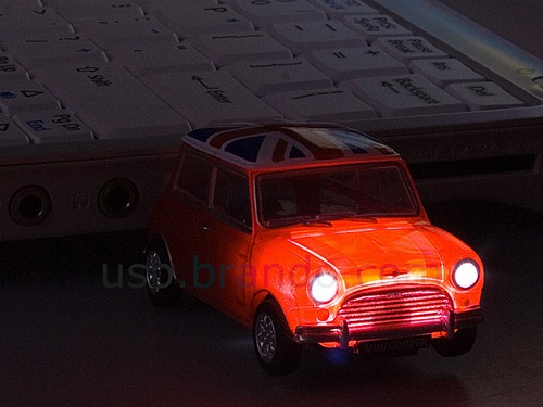 Mini Cooper с флешкой в багажнике