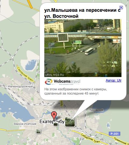 засовывает катенка в трусики
