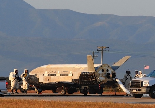 X-37B после приземления 16 июня 2012 года на базе Ванденберг. boeing.com