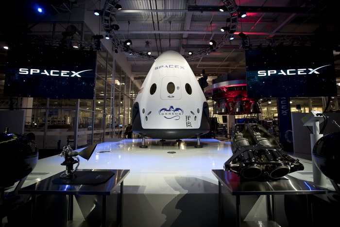 Космический корабль Dragon в пассажирском исполнении в штаб-квартире компании SpaceX. wired.com