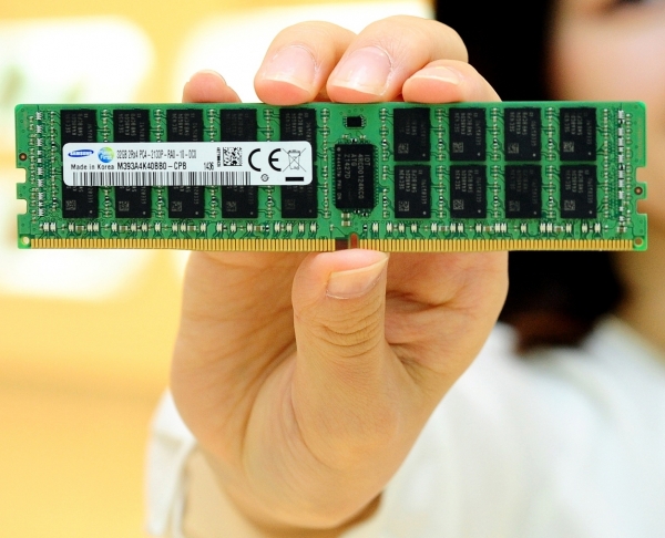 Модуль DDR4 памяти «Самсунг» объёбог 32Гигабайт