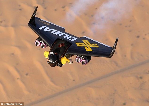 Видео дня: экстремальные полёты с «реактивными ранцами» в небе над Дубаем