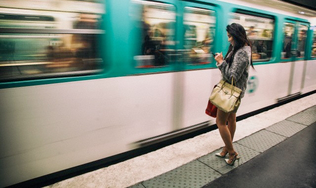 Жители и гости Москвы смогут подзаряжать гаджеты в вагонах метро