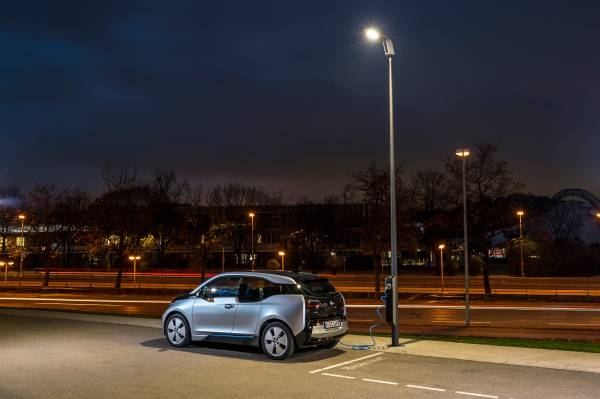 Light and Charge: фонарные столбы с модулями подзарядки электромобилей