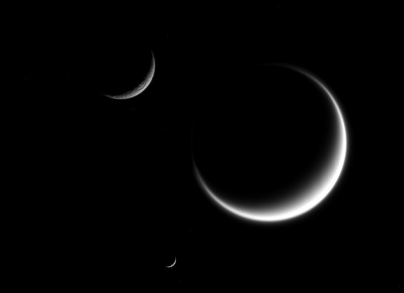 Фото дня: трио серповидных лун Сатурна