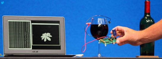 На весенней сессии IDF 2013 организация Intel продемонстрировала электронику, работющую от бокала вина (Intel)