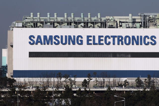 Samsung сокращает заказы на компоненты для high-end смартфонов