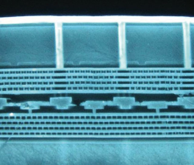 Стековая компоновка разнородных кристаллов методом компании Novati (сравните верхние TSVs каналы с «сеткой» вольфрамовых микроканалов в толще сборки)