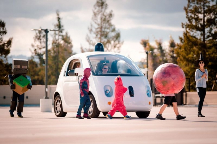 Во время Хэллоуина Google учила робомобили повышенной осторожности рядом с детьми