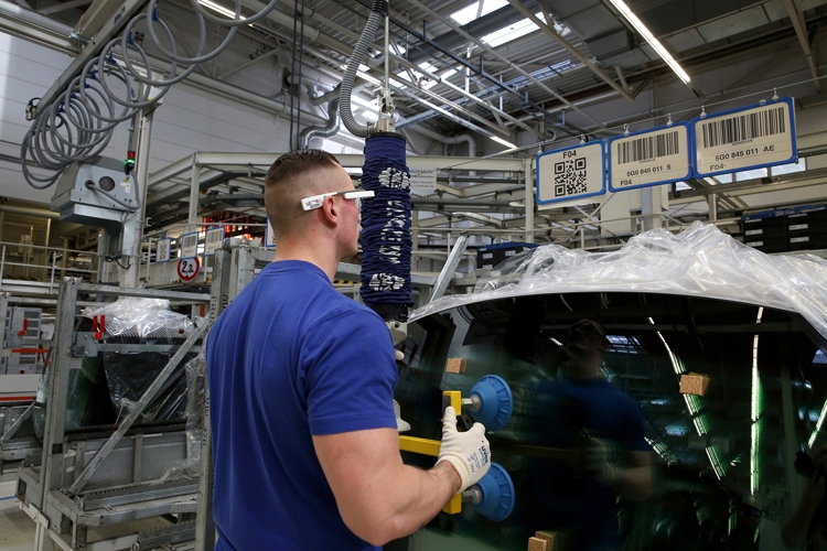Volkswagen начинает внедрение смарт-очков на сборочных линиях
