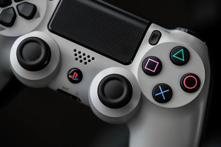 PlayStation 4 в ноябре обошла по продажам приставку Xbox One