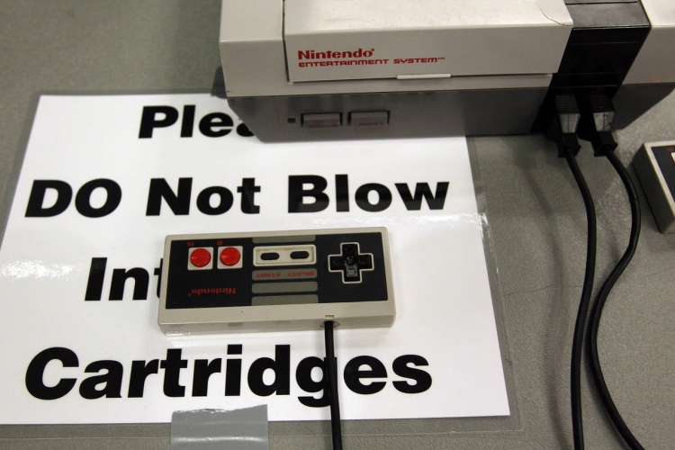 Устаревшая консоль Nintendo Entertainment Систем на пресс-конференции PAX East в 2012 году (Reuters)