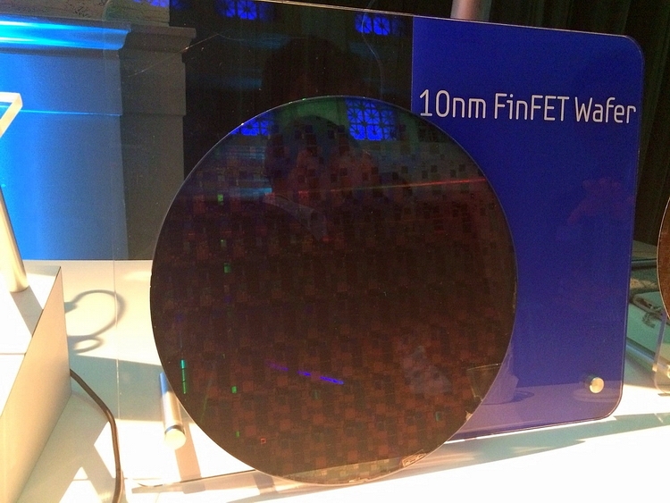 Кремниевая полоса Intel с чипами 10-нм FinFET (фотоснимок techreport.com)