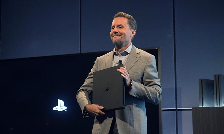 Андрю Хаус в процессе анонса PS4 Slim и PS4 Pro в Нью-Йорке (Bryan R Smitty/AFP)