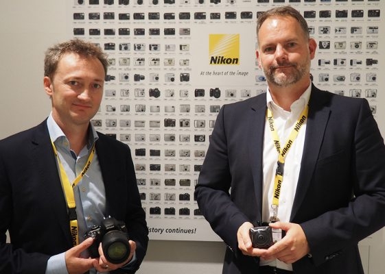 Джорди Бринкман (справа) и Дирк Джеспер из Nikon на выставке Photokina