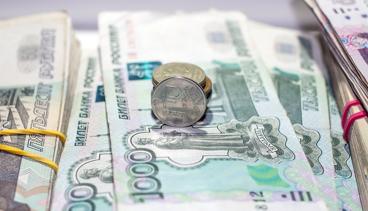 В России могут ограничить оплату крупных покупок наличными"