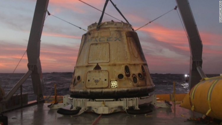  Dragon, использовавшийся в начале января 2015 года в миссии по доставке багажа CRS-5, был восстановлен в январе 2015 года 