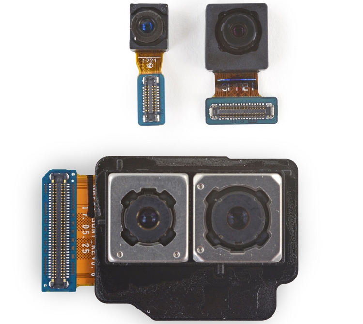  Галакси Note8 — рекордсмен среди аппаратов «Самсунг» по числу камер. Их у фаблета 4: 2 в оборотном модуле, одна «фронталка» и принтер оболочки глаза 