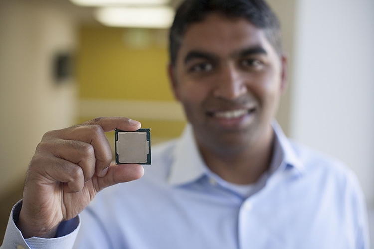  Глава подразделения настольных платформ Intel Ананд Сриватса (Anand Srivatsa) и микропроцессор Coffee Lake-S 