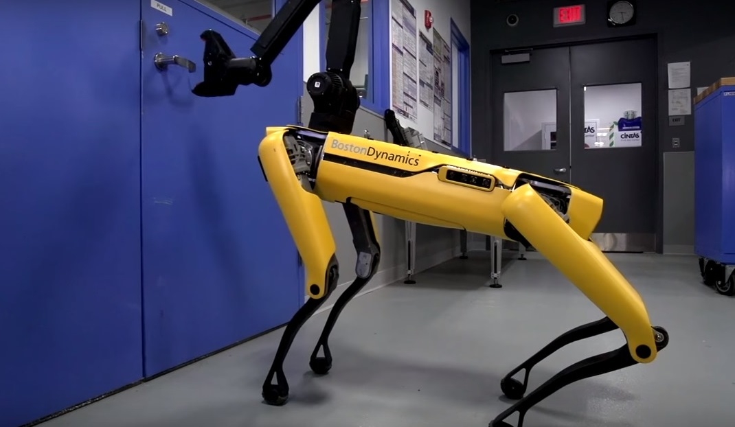 Видео дня: робот Boston Dynamics открывает двери для себя и сородичей
