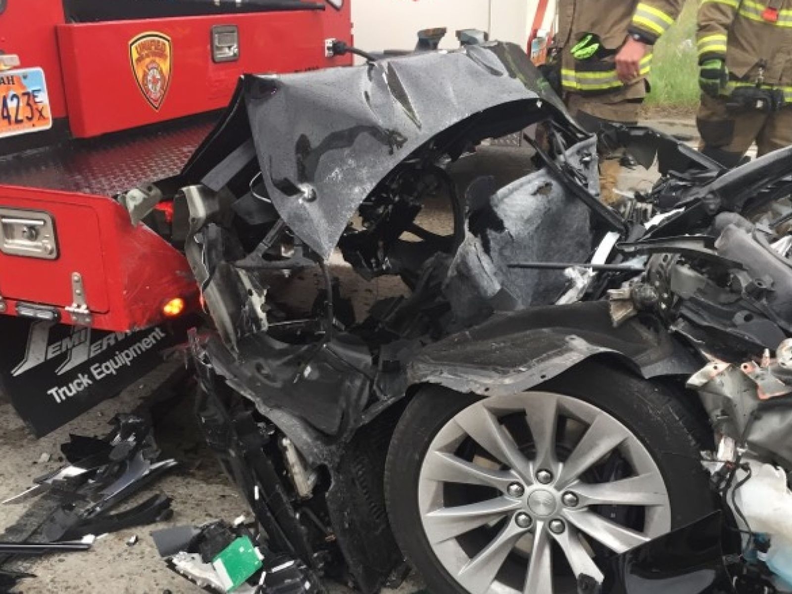В США начали расследование аварии Tesla Model S, двигавшейся с включённым автопилотом