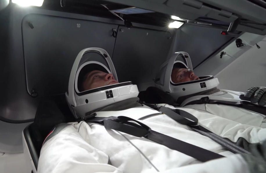 Видео: астронавты NASA тестируют космические скафандры SpaceX в капсуле Crew Dragon