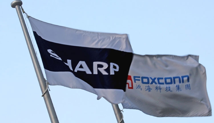  Флаги Sharp и Foxconn над автозаводом в Японии (http://asia.nikkei.com) 