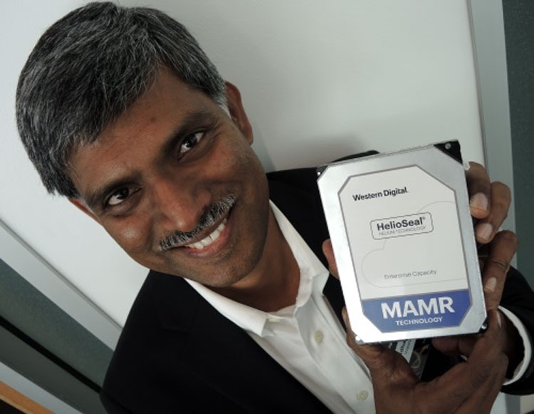  Шридхар Чатрадхи (Sridhar Chatradhi), генеральный директор технической компании WD, показывает диск с технологией MAMR (EE Times) 