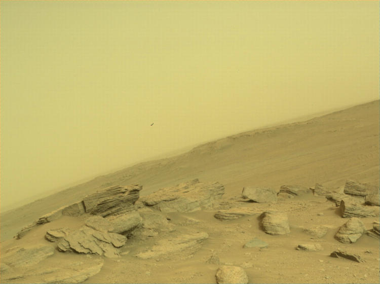 Над Марсом заметили НЛО, которое на деле оказалось соринкой на камере марсохода