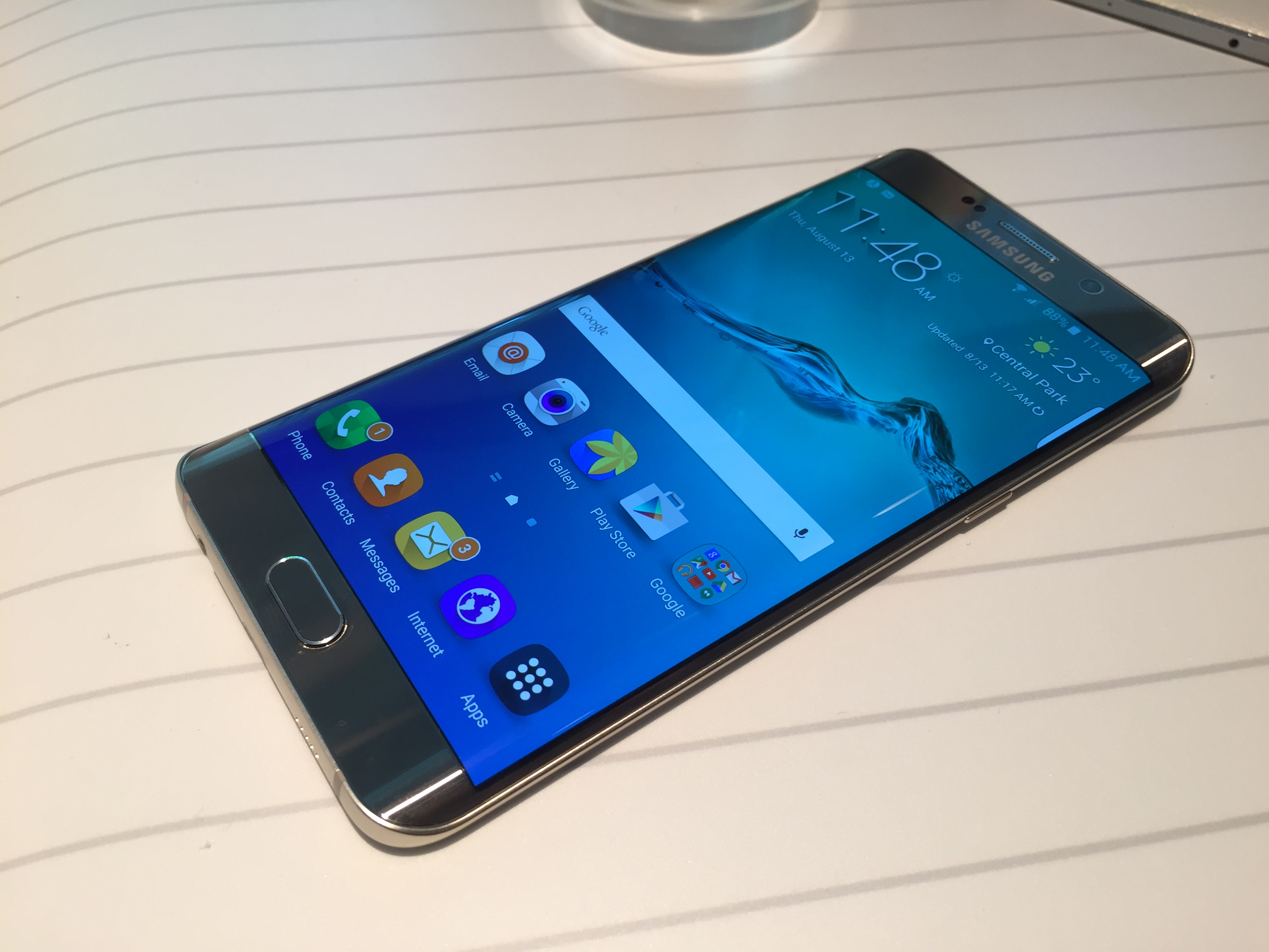 Просмотр галереи: "Живые" фотографии Samsung Galaxy S6 Edge+ и Ga...