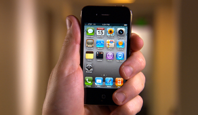Такой способ удерживания iPhone 4 может приводить к ухудшению сигнала