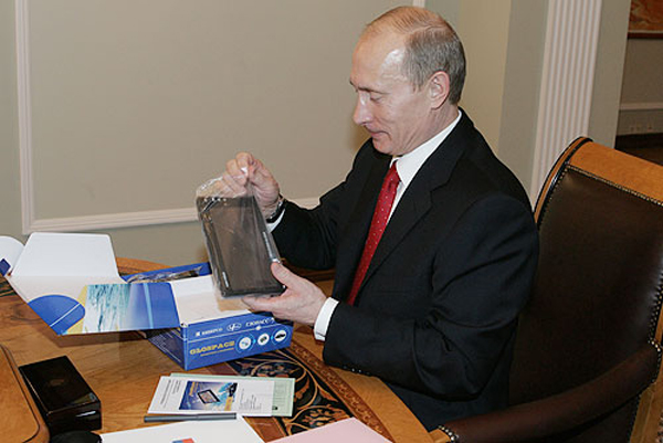 В.В. Путин распечатывает навигационное устройство системы ГЛОНАСС (ru.wikipedia.org)