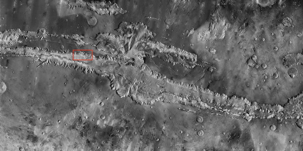 Марсианский Большой каньон - область, равная расстоянию от Лос Анджелеса до Нью Йорка. Ширина красного прямоугольника - одна секунда Марсианский Большой каньон - область, равная расстоянию от Лос Анджелеса до Нью Йорка. Ширина красного прямоугольника - одна секунда