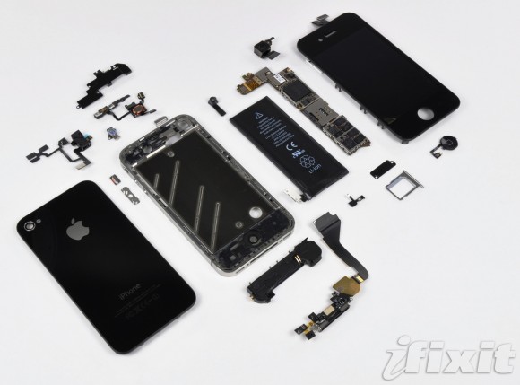 Разобранный iPhone 4. Он произведен на фабрике Foxconn