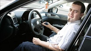 Кристиан Кандбауер в своём приспособленном автомобиле Subaru