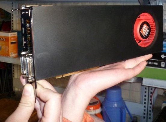 Фотографии видеокарты, напоминающей Radeon HD 6970
