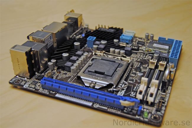 ASUS P8H67-I Deluxe оснащена слотами SO-DIMM DDR3