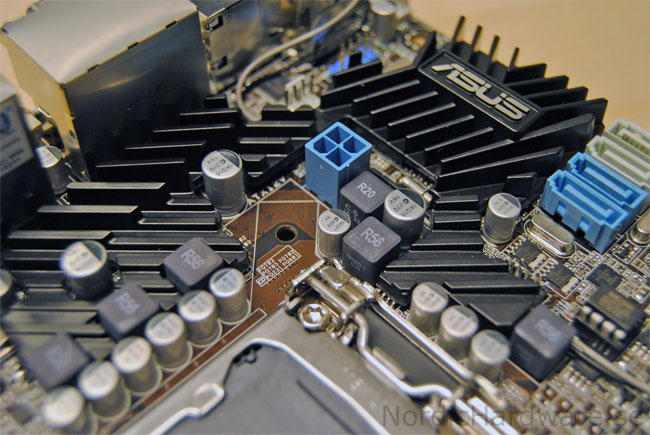 ASUS P8H67-I Deluxe оснащена слотами SO-DIMM DDR3