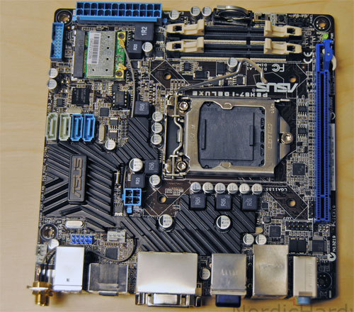 ASUS P8H67-I Deluxe оснащена слотами SO-DIMM DDR3