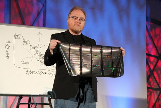 Фил МакКинни (Phil McKinney) показывает гибкие экраны на конференции MobileBeat 2010