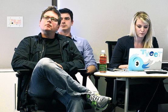 Один из основателей Twitter, Биз Стоун (Biz Stone), слева, во время сентябрьского анонса переработанного сайта Twitter