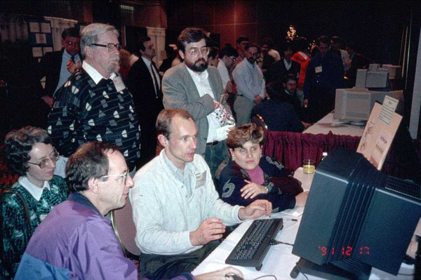  Господин Бернерс-Ли показывает своё детище участникам конференции Hypertext 1991 в Сан-Антонио 