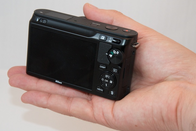 Беззеркальный фотоаппарат Nikon J1