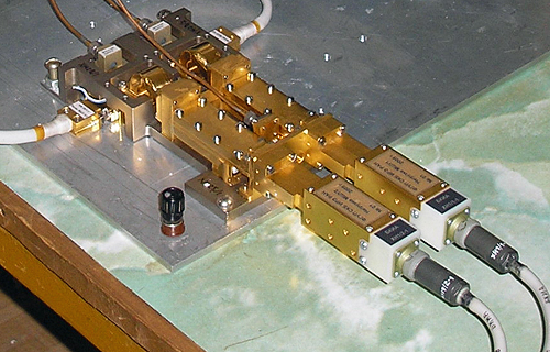 Малошумящий усилитель (МШУ) приемника диапазона 1.3 см (корпус с золотым покрытием) на испытаниях в Астрокосмическом центре ФИАН 