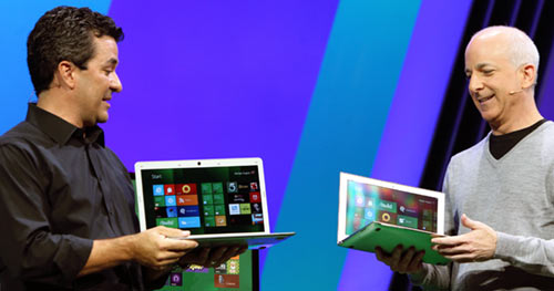 Глава Microsoft Windows Стивен Синофски (Steven Sinofsky) демонстрирует ультрабук на базе Windows 8 во время конференции BUILD