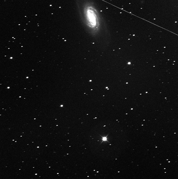 Снимок звездного неба в ночь наибольшего приближения кометы с Землей. Спиральная галактика NGC-2903 на месте, метеор (яркая точка внизу) тоже, а кометы нет... 