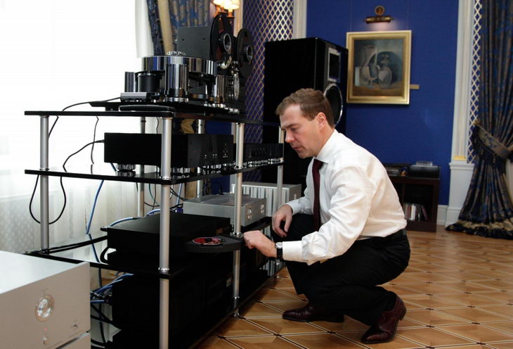  Президент Дмитрий Медведев у аудиоцентра 