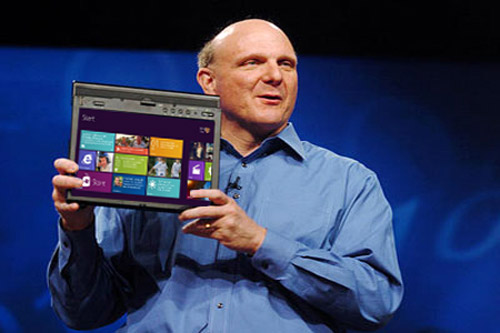 Стив Балмер показывает планшет на базе Windows 8