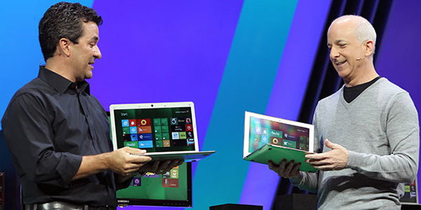 Глава Microsoft Windows Стивен Синофски (Steven Sinofsky) демонстрирует ультрабук на базе Windows 8 во время конференции BUILD