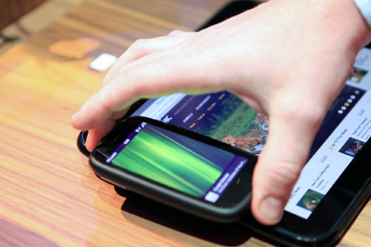 При выводе на рынок последних webOS-продуктов HP предложила ряд интересных технологий, в том числе, обмен данными между планшетом и смартфоном посредством прикосновения